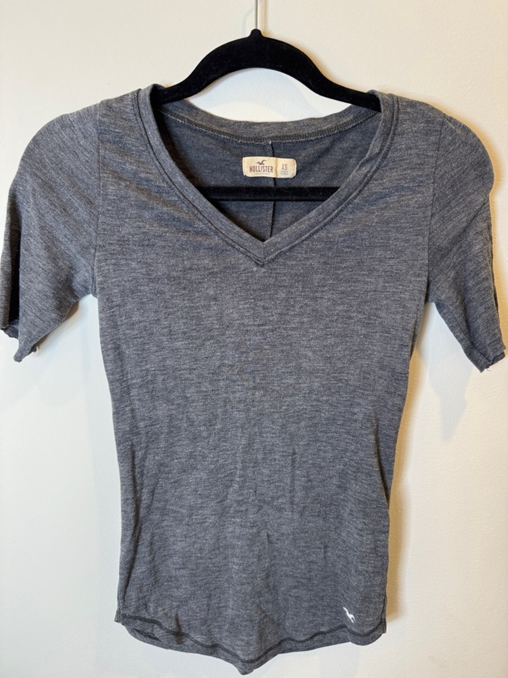 Hollister Women's Heather Gray V-Neck Short Sleeve Tee